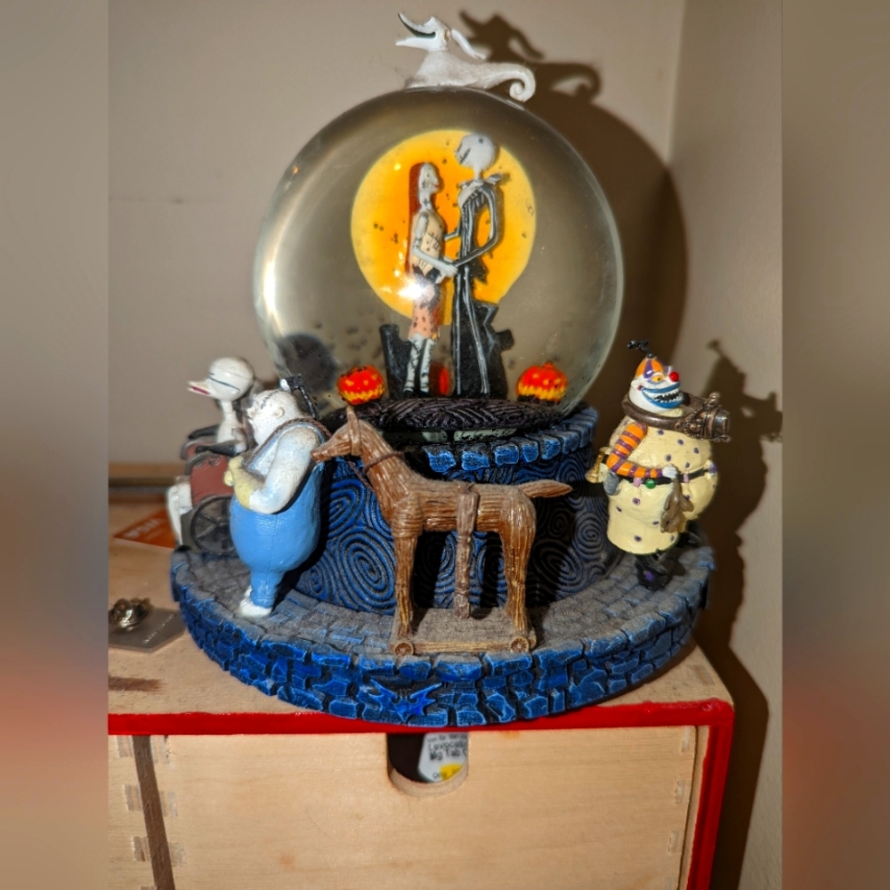 Nightmare before Christmas. Singing Jack and Sally globe with Halloween parade!